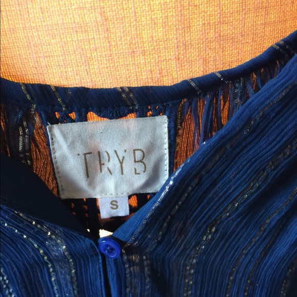 Fun blouse w great details. New w out tag! - Picture 2 of 4